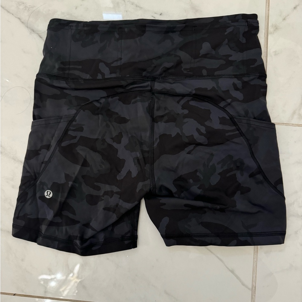 Lululemon size 6 black camo shorts